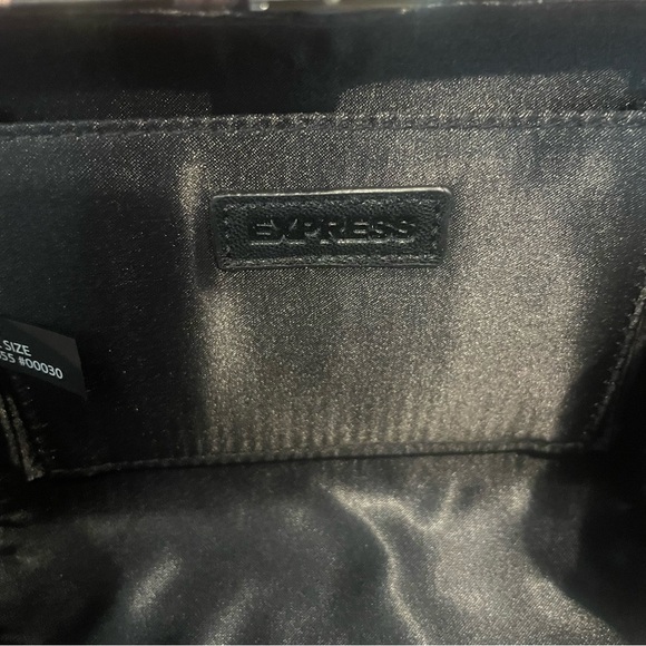 Express- NWT Black Floral Stud Clasp Clutch - Picture 5 of 7